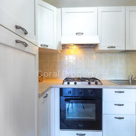 Apartment C - 200 Mt Dal Mare - 6 Ospiti - Veranda E Wifi - Centro - By Coral Baja Sardinia